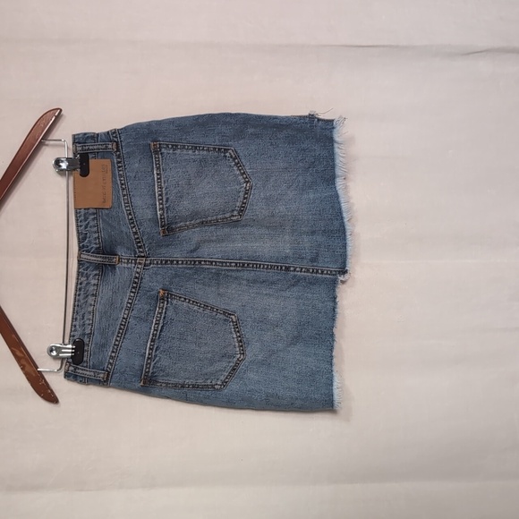 Band of Gypsies Ella Frayed Distressed Denim Mini Skirt Button Fly Size 27 - Picture 4 of 4